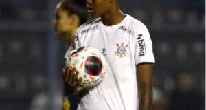 Jhonson celebra gol em estreia pelo profissional do Corinthians