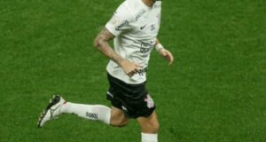 Renato Augusto sente lesão e deixa o jogo do Corinthians no primeiro tempo