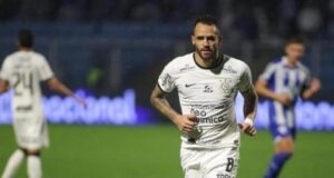 Corinthians e Renato Augusto negociam renovação por mais dois anos