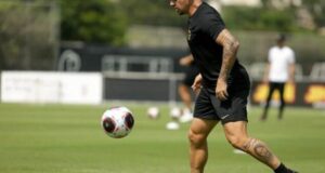 Fagner avança em recuperação e pode voltar a ser opção no Corinthians