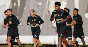 Volante de 17 anos treina no Corinthians e pode ter primeira chance