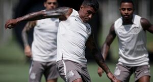 Diretor do Corinthians destaca: “Paulinho está voando nos treinamentos”