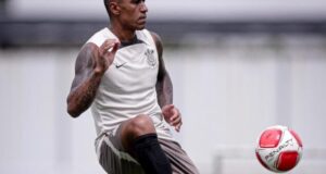 Paulinho treina integralmente com elenco do Corinthians