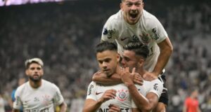 Corinthians goleia Nacional-PAR e assume liderança na Sul-Americana