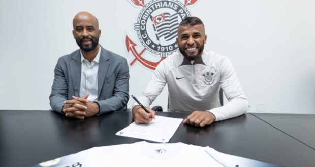 Corinthians anuncia a contratação do volante Alex Santana